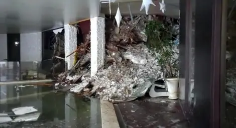 Шестима са спасени изпод развалините на погребания от лавина италиански хотел