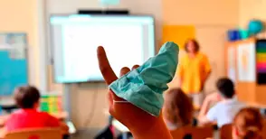 Кметът уволни здравен работник, който разплака ученик заради забравена маска