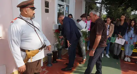 Две могили празнува Независимостта на гарата, където историческият манифест е изготвен и подписан от Фердинанд