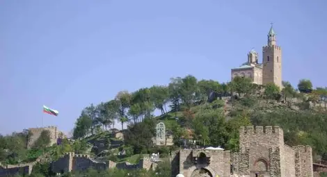 Първа литургия след 620 години бе отслужена на хълма Царевец на Спасовден Първа литургия след 620 години бе отслужена на хълма Царевец на Спасовден