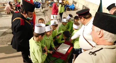 Децата с интерес разглеждат старинните оръжия. Снимка: Клуб &bdquo;Традиция&ldquo;