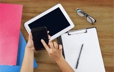 Забраниха смартфоните в училищата в Испания