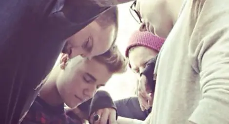 Кръстиха Джъстин Бийбър във вана Кръстиха Джъстин Бийбър във вана