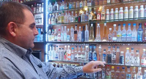 Трезвеник пази колекция от хиляди минибутилки с алкохол /галерия/