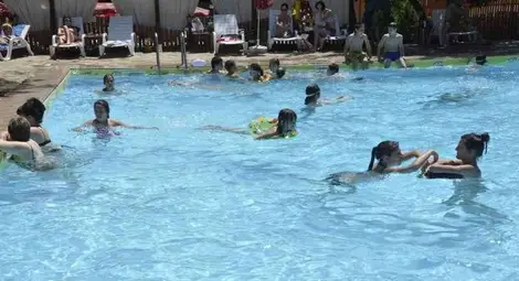 Басейнът в &bdquo;Дружба&ldquo; кани на празник младежите