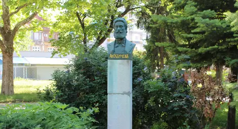 Бюст-паметник на Ангел Кънчев в парка на младежта