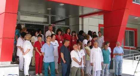 Медиците останаха пред сградата на Онкото половин час.  Снимка: Красимир СТОЯНОВ