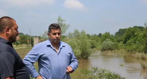 Областният управител галин Григоров и кметът на Дряновец Тихомир Йорданов следобед огледаха част от наводнените територии.  Снимка: ОА