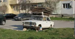 Улици и паркинги освободени от 136 непомръднали от години коли