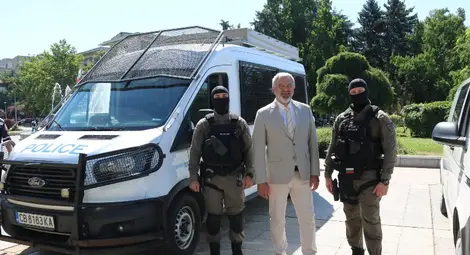 Директорът на полицията в Русе ст. комисар Николай Кожухаров  бе отличен със знака на областния управител.  Други двама полицаи получиха почетни грамоти от Драгомир Драганов