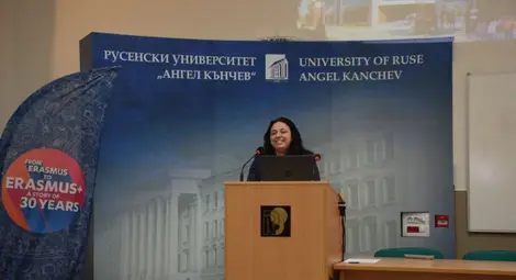 С народна музика, питка и баница Русенският университет посрещна 102 чуждестранни студенти по програма ЕРАЗЪМ+ за летния семестър /галерия/