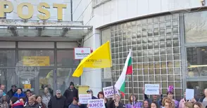 Служители на "Български пощи" протестираха в Сливен с искане за увеличение на заплатите