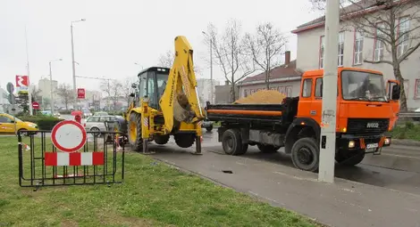 Двуметрова яма зейна до Арената