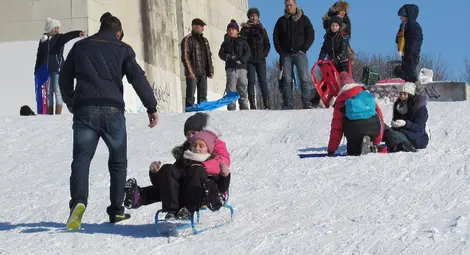 Русенци превърнаха района на Пантеона в снежна пързалка /галерия/