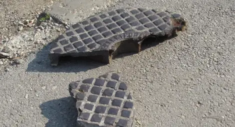 Капак на шахта проби резервоара на  румънски камион на булевард &bdquo;Друм бум&ldquo;