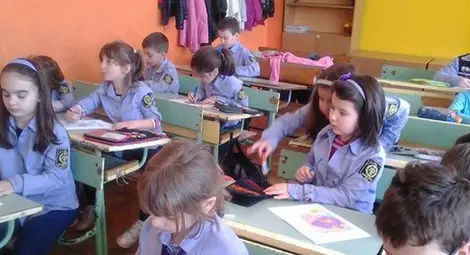 Великденска работилничка шари яйца в училищата