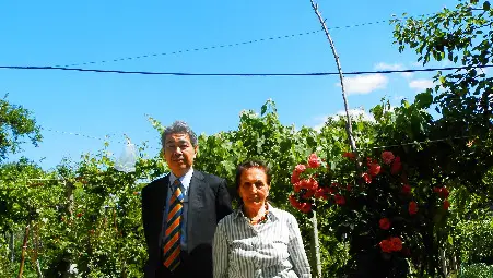 Проф. Казуя Кобаяши, вицепрезидент на Международния съюз по радионауки URSI, Университет &bdquo;Чуо&ldquo;, Токио, Япония и Трифонка Романова Попниколова в дома й, Поликрайще, 2013.