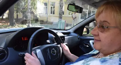 Професор Велизара Пенчева изпробва новия автомобил.  Снимка: РУ