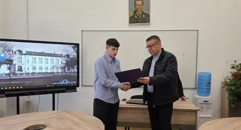 Двама ученици от Русе избраха честността пред голяма сума пари в намерен портфейл