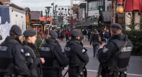 Полицаи с автомати ще охраняват новогодишните празненства в Берлин
