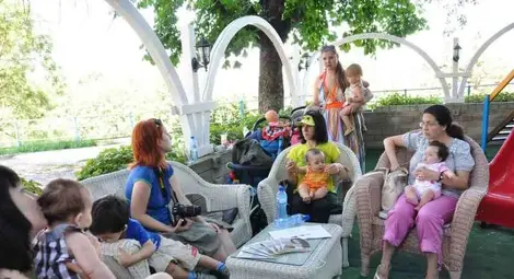 Шест майки кърмиха на Бебешко кафе