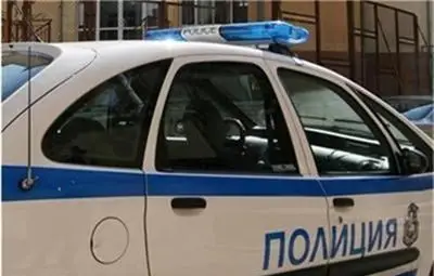 Разследват полицай, прострелял в крака циганин с 14 присъди, нападнал го с нож