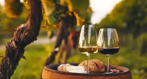 Чесънът посинява, защото е китайски, домашното вино е най-хубаво и още митове на трапезата