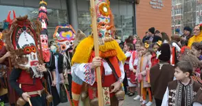 Кукери с чанове и деца с народни  носии прескачаха огъня за Заговезн