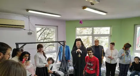 Дядо Наум кръсти и благослови младежите от &bdquo;Розовата къща&ldquo;