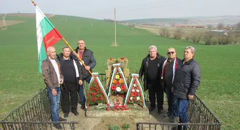 Тържествено отбелязаха Трети март и в Ценовско