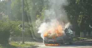 Ученици подпалиха рено, докато се забавляват да горят пухчета