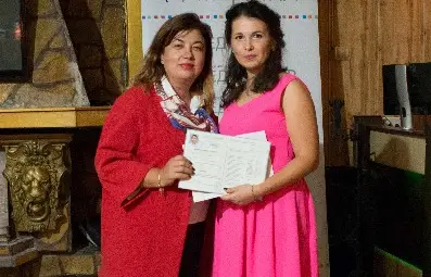 Административният директор на &bdquo;Медика&ldquo; Алис Муртезова връчва дипломата на парамедик след изкаран курс.             Снимка:&ldquo;Медика&ldquo;