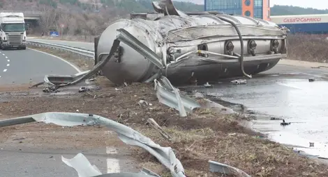 Нафта се лее на околовръстния път на Казанлък