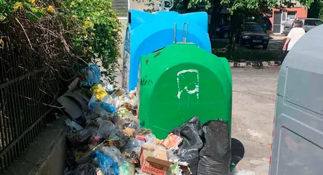 Нелсен Чистота: Кубици смет закарана и разхвърляна умишлено в района на Централна гара в Русе /галерия/