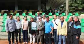 Проф.Пенчев с почетен плакет от тенис федерацията