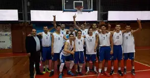 Баскетболистите отпразнуваха бурно първата си победа