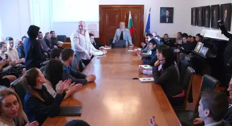 Студенти и докторанти от Русенския университет влизат като доброволци в училищата и ще разясняват безопасното движение