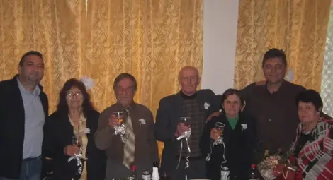 Две семейства подновиха брачни клетви на диамантени сватби