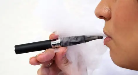 Електронните цигари с аромат на череша са най-вредни