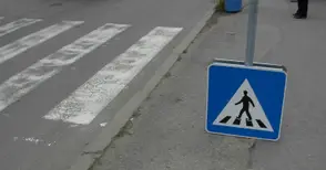 Наглец блъсна момиче на пешеходна пътека и избяга