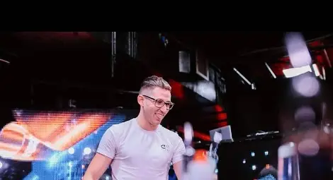 Русенски майстор на коктейлите забавлява клиенти и мечтае за титли в Лондон Русенски майстор на коктейлите забавлява клиенти и мечтае за титли в Лондон