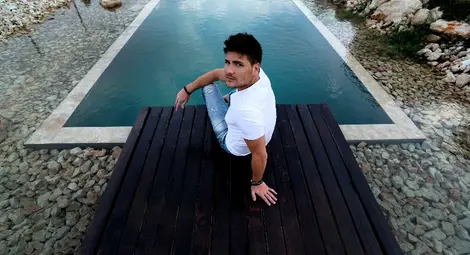 Български певец снима в къщата на Джони Деп