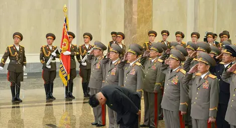 На кого се покланя дълбоко Ким Чен Ун? На кого се покланя дълбоко Ким Чен Ун?