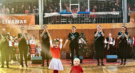 Традиционнното Коледно надиграване на Община Русе събра стотици почитатели на фолклора /галерия/