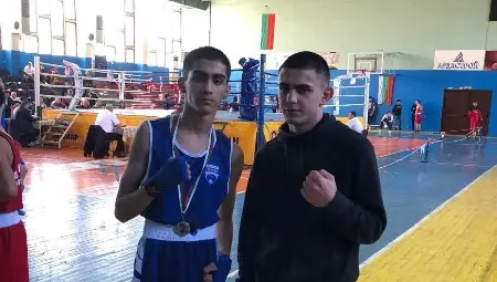 Джан Фикрет с треньора си Николай Маринов. Джан Фикрет с треньора си Николай Маринов.