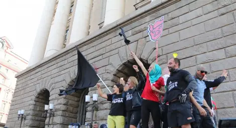 НС пред тотална блокада, хиляди искат оставка на Борисов и Гешев