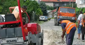 Общината ремонтира пропадналата ул. „Обзор“