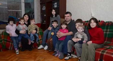 Маратон от торти със свещички в семейството с десетте деца