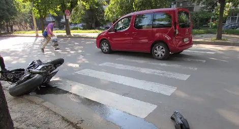 Каската спаси живота на млад моторист в тежка катастрофа