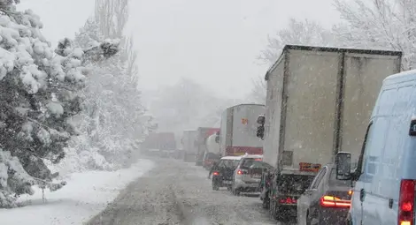 Тирове с изтрити гуми създадоха първите зимни проблеми в първия сняг